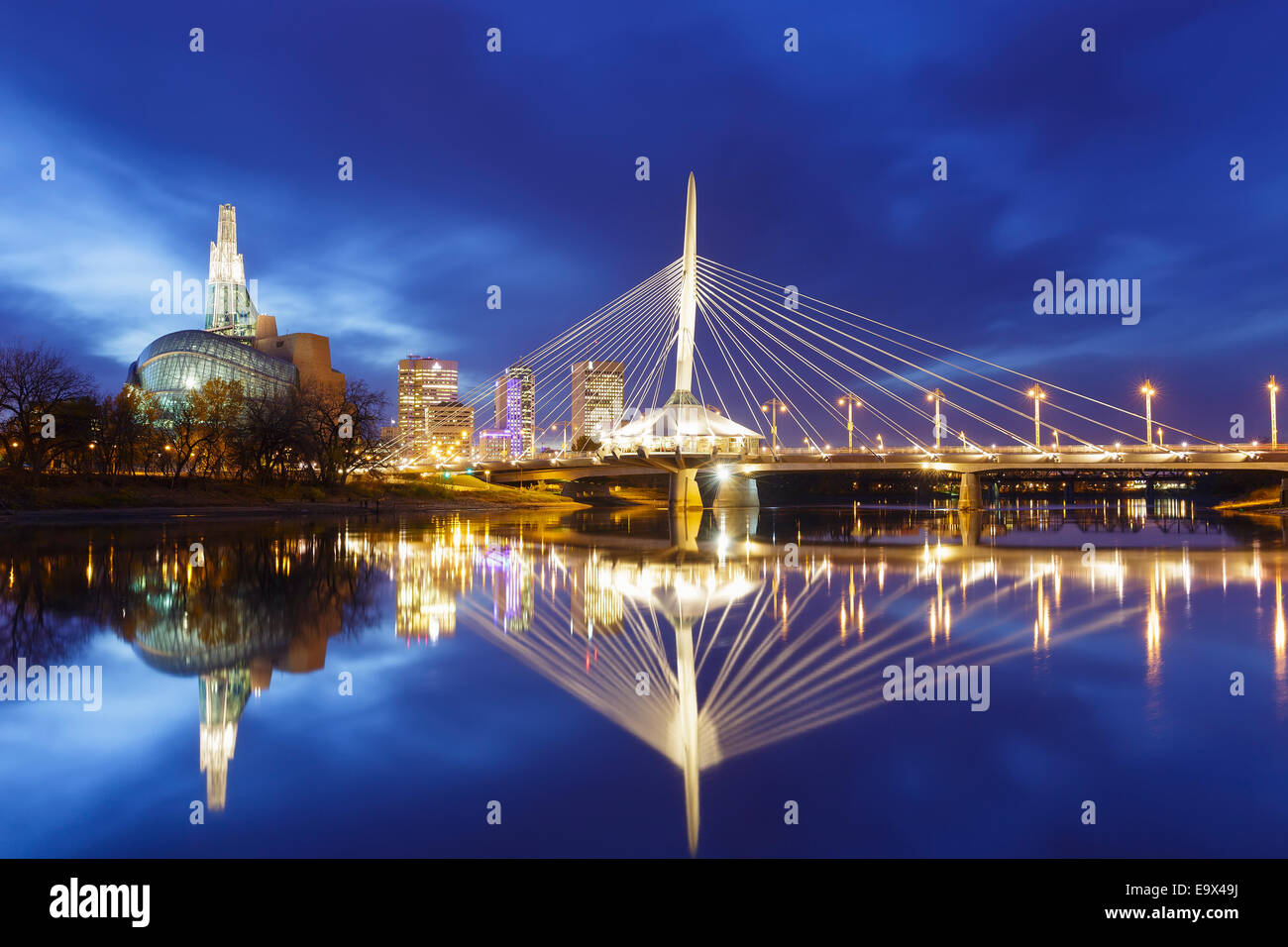 Skyline di Winnipeg di notte con museo canadese per i Diritti Umani e la Esplanade Riel Bridge, Winnipeg, Manitoba, Canada Foto Stock