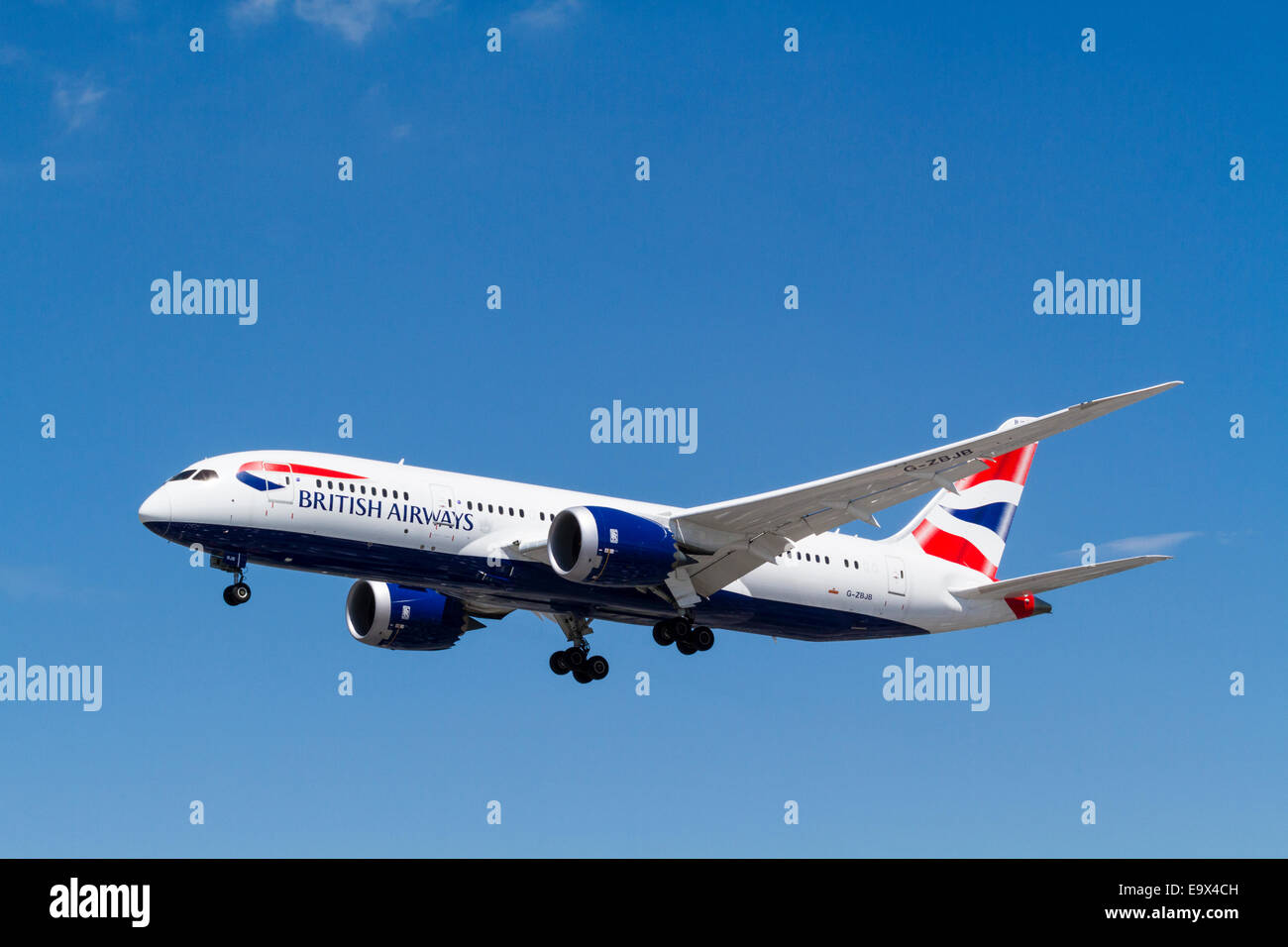 Piano di BA. British Airways Boeing 787 aereo, G-ZBJB, sull'approccio di atterraggio a Londra Heathrow, England, Regno Unito Foto Stock