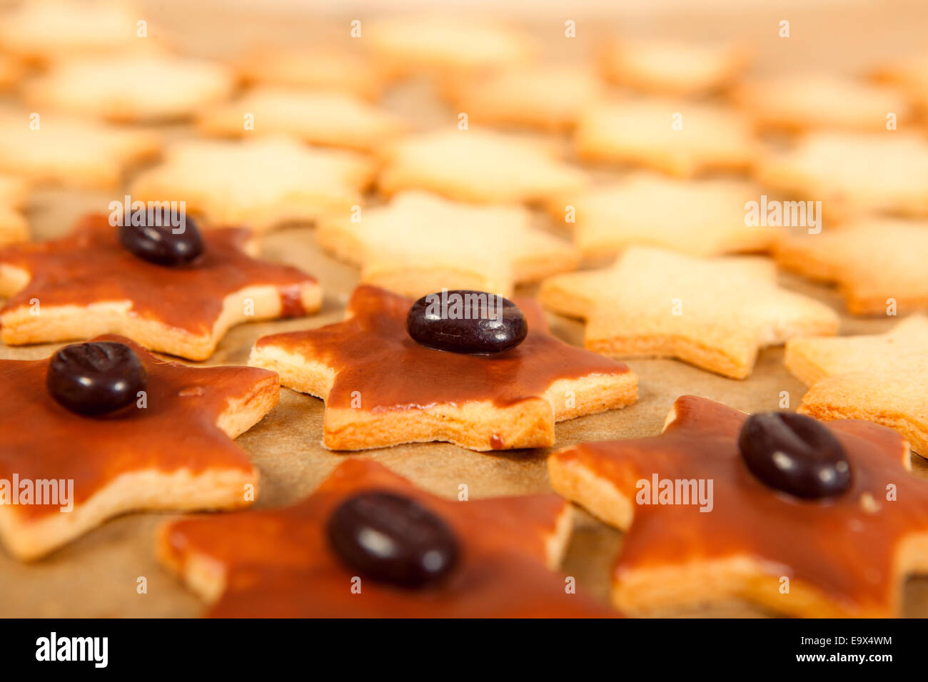 Biscotti a forma di stelle, decorate con un chicco di caffè cioccolata Foto Stock