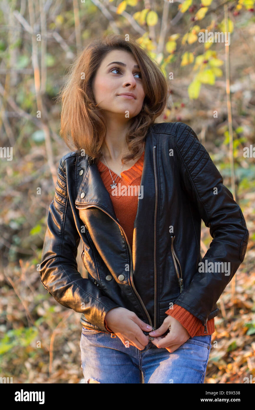 Bella donna in autunno park cercando fino all'aperto shot Foto Stock