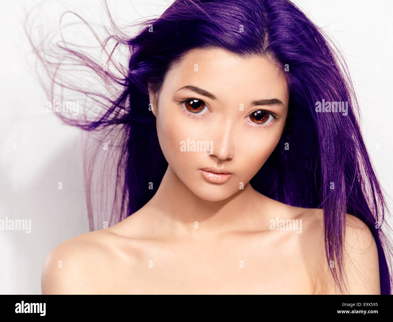 Bellezza ritratto di un simpatico giovane donna asiatica faccia con grandi occhi e battenti capelli viola ritoccata in giapponese in stile anime Foto Stock