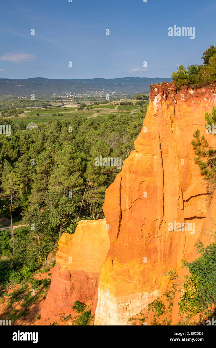 Roussillon ocra depositi di roccia, Luberon, Provenza, Francia Foto Stock