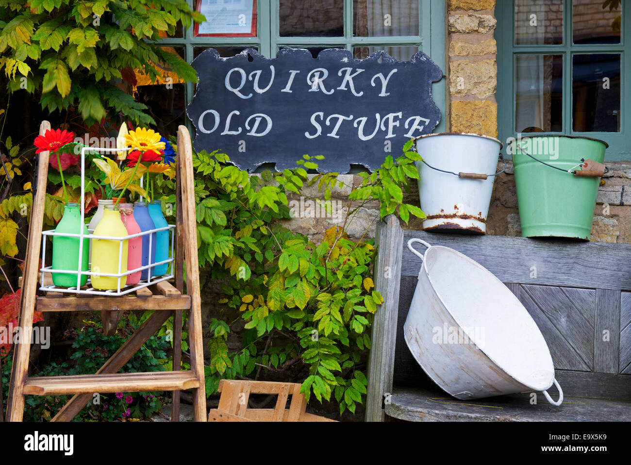 Bric-a-brac shop in Stow-nel-Wold, Gloucestershire, England Regno Unito Foto Stock