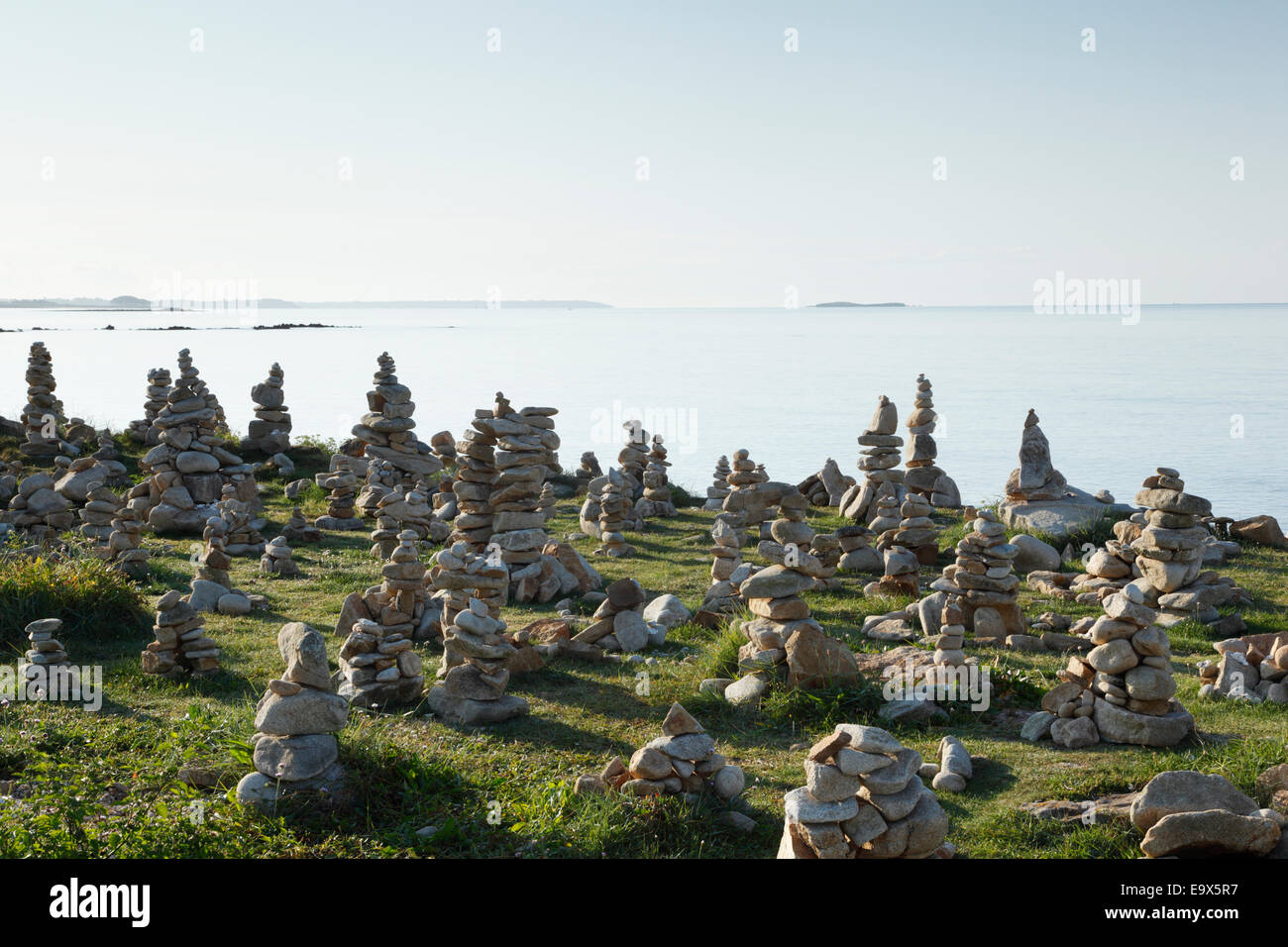 Ciottoli di bilanciamento. Nei pressi di La Trinite-sur-Mer. La Bretagna. La Francia. Foto Stock