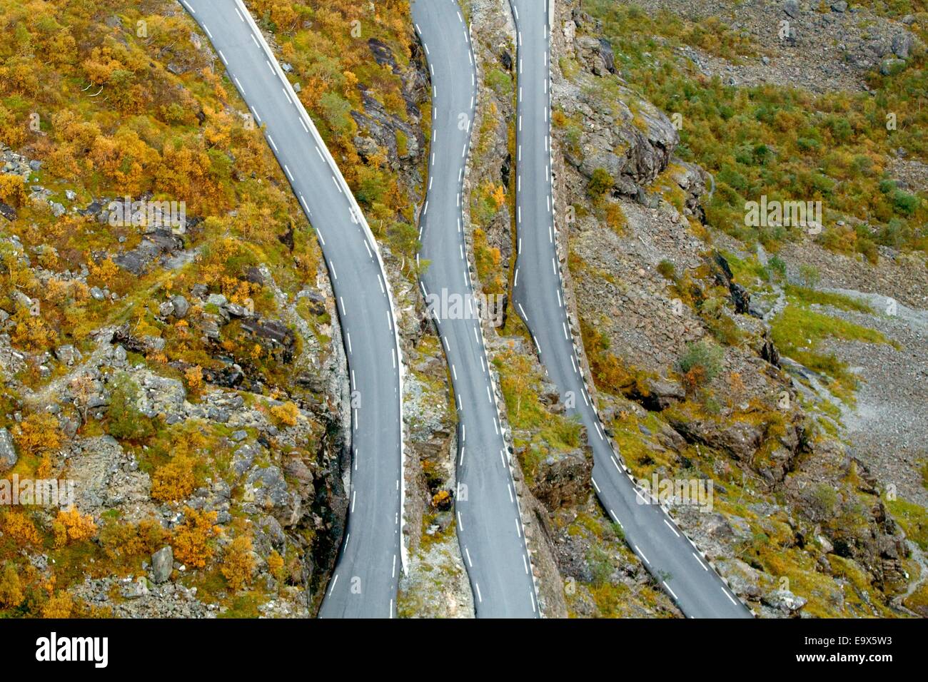 Twisted troll strada in montagne norvegesi Foto Stock