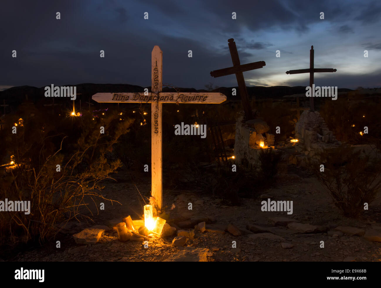 Celebrazione del Giorno dei Morti nel cimitero Terlingua, un ex deserto città fantasma nel Texas occidentale sulla US-frontiera messicana. Foto Stock