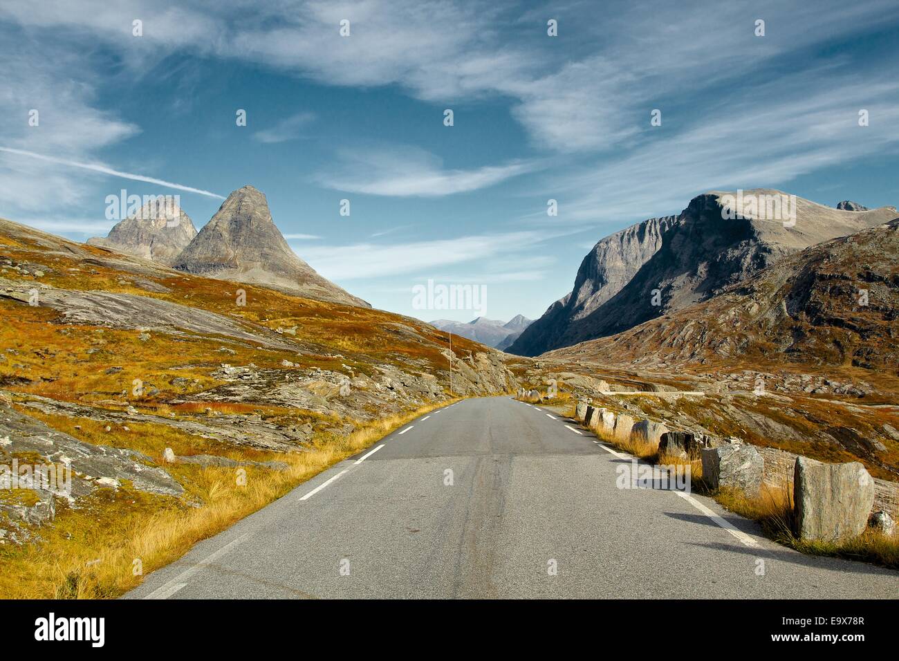 Strada panoramica nel centro di mounrains norvegese Foto Stock