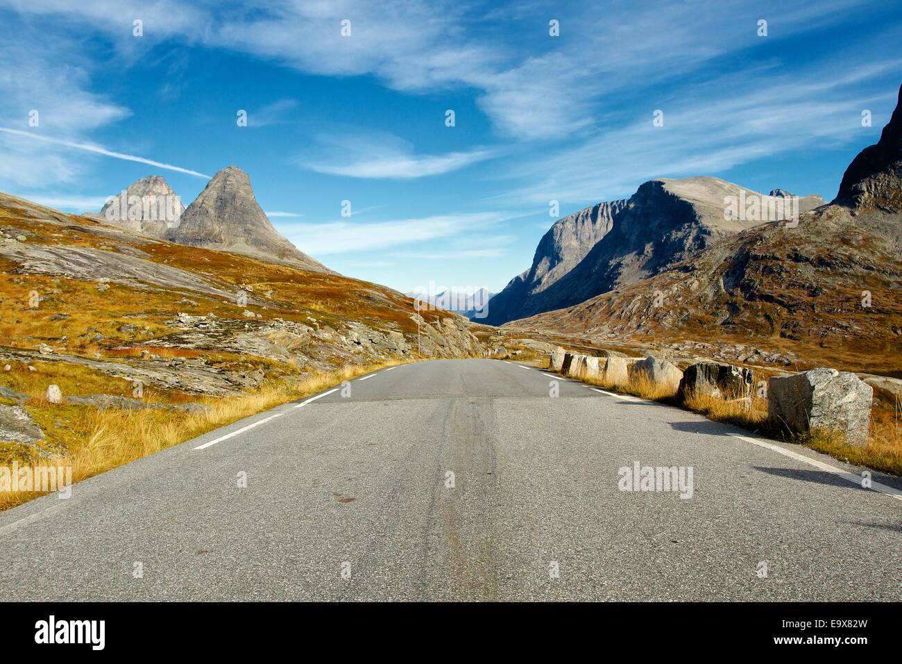 Strada panoramica nel centro di mounrains norvegese Foto Stock