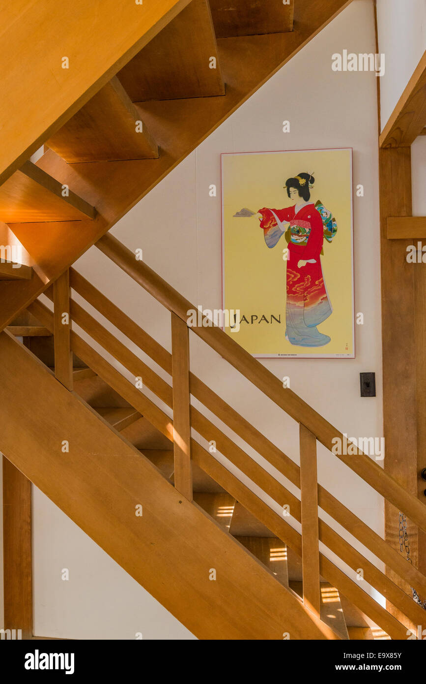 Tradizionale Giapponese del poster della donna in kimono,sulla parete tramite scale Foto Stock