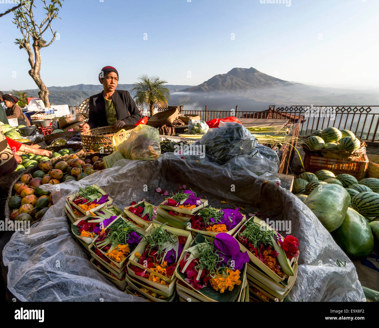 Offerte di fiori venditore al mercato mattutino, Kintamani, Bali, Indonesia Foto Stock