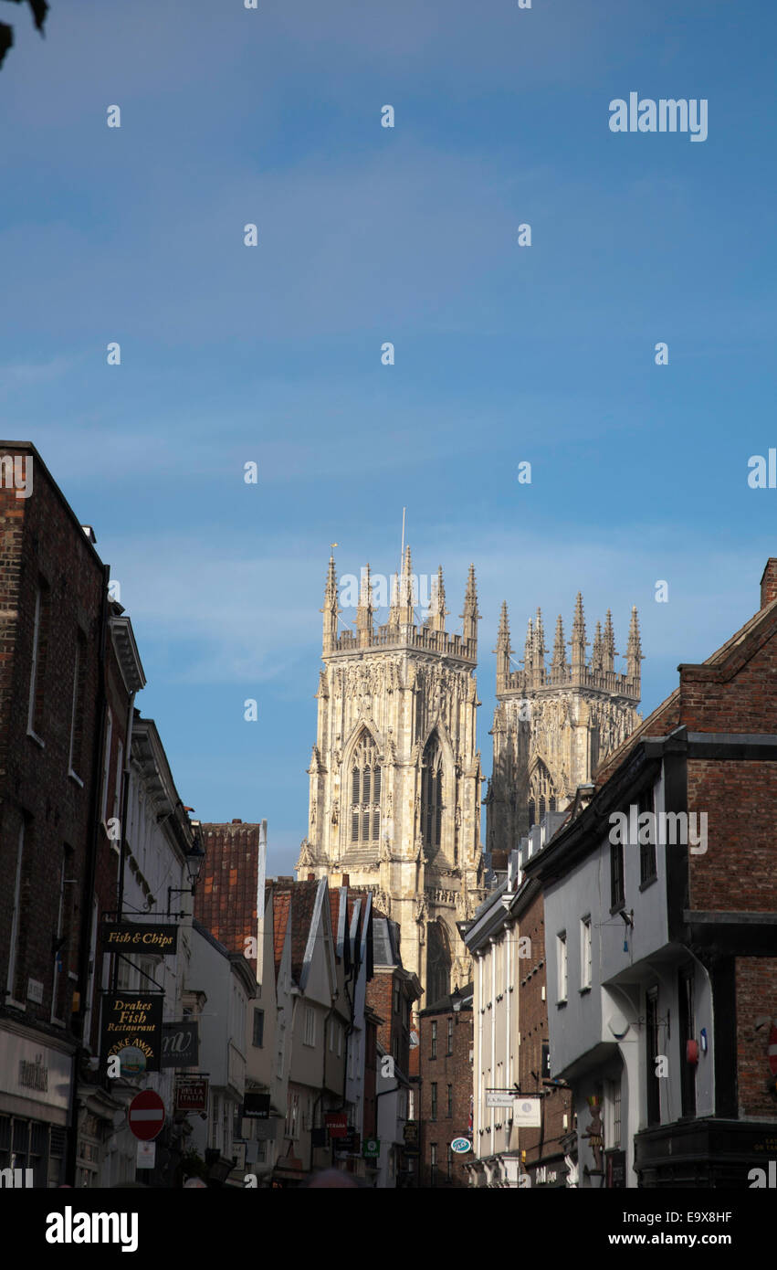Bassa Petergate con il Ministro in background York Yorkshire Inghilterra Foto Stock