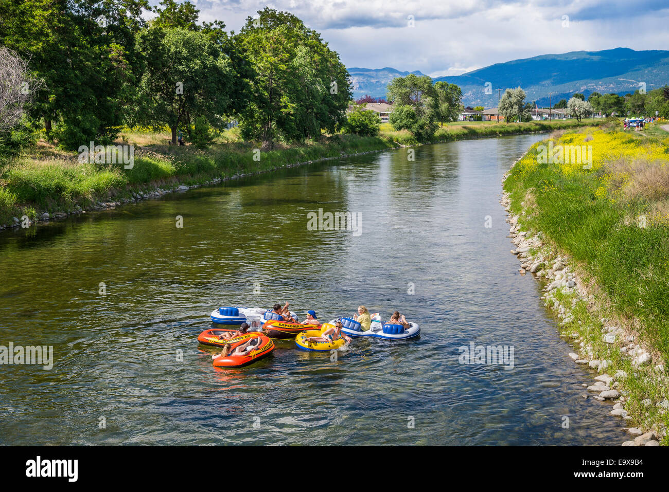 Ogni estate migliaia di persone la flottazione Penticton fiume canale tra il Lago Okanagan e Lago Skaha, Penticton, BC Foto Stock