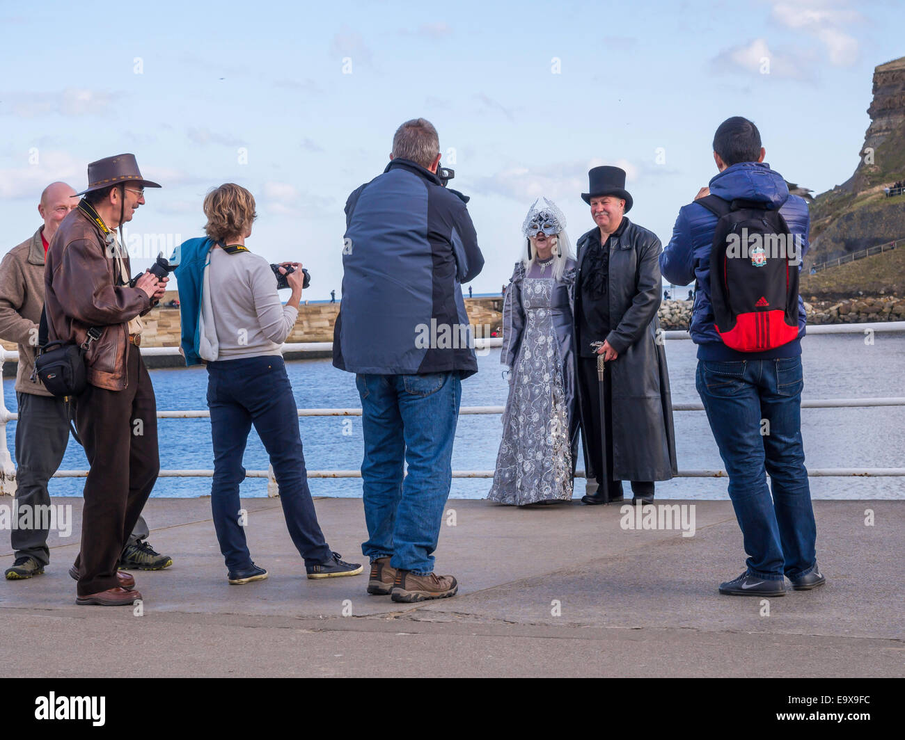 Whitby Goth fine settimana quando la gente vestita in costume offrono spesso di essere fotografato con un certo numero di fotografi che obbliga Foto Stock