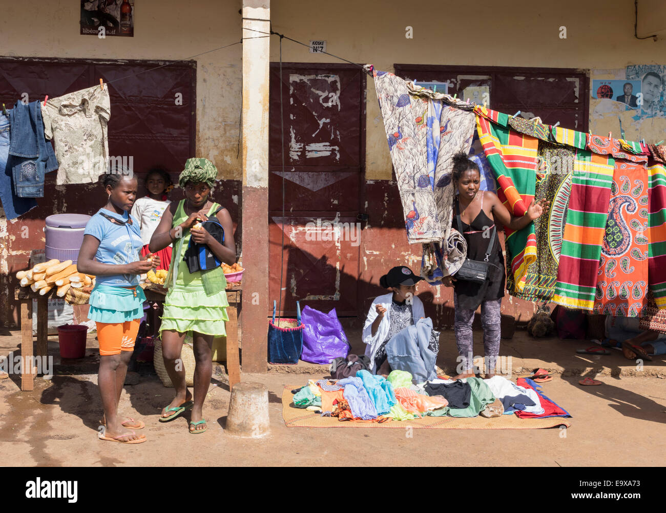 Commerciante di strada e ragazze su strada in Madagascar Foto Stock