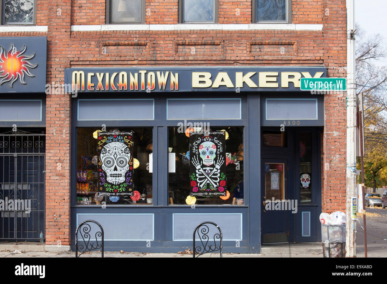 Detroit, Michigan - la panetteria MexicanTown a Detroit della comunità Mexican-American decorato per il giorno dei morti. Foto Stock