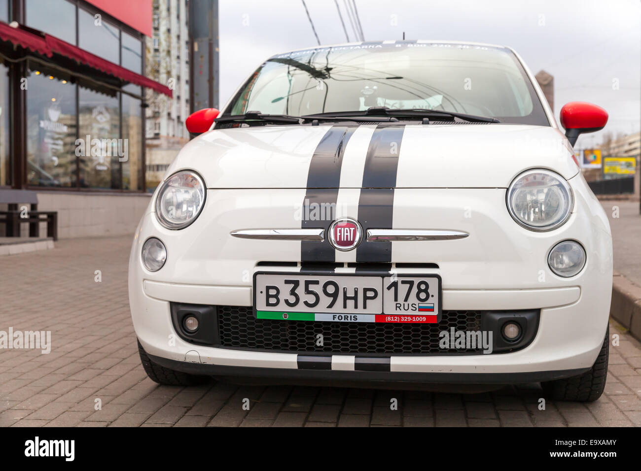San Pietroburgo, Russia - 31 Ottobre 2014: Fiat 500 Bianco auto sorge sul ciglio della strada a San Pietroburgo, Russia Foto Stock