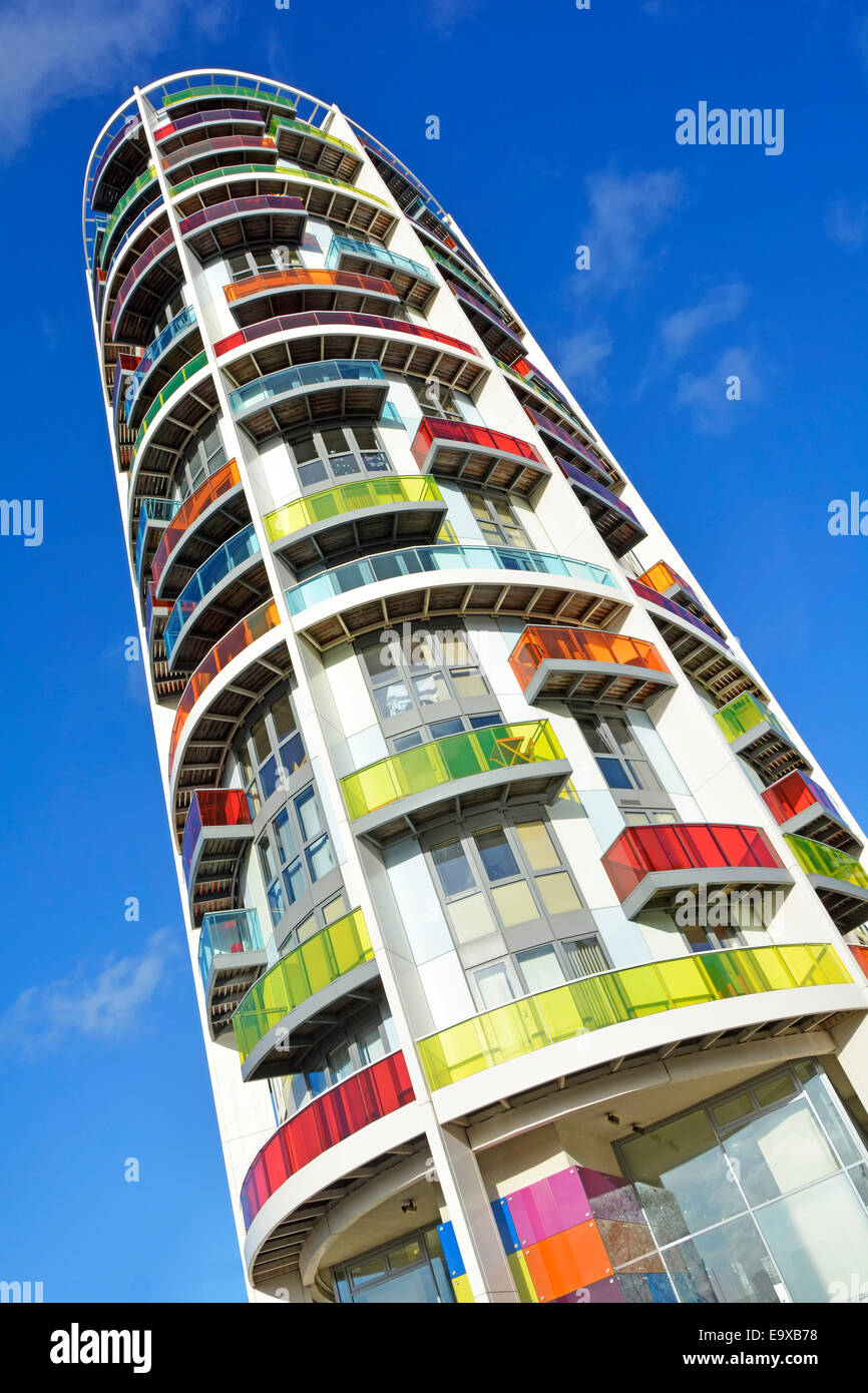 Blue Sky architettura moderna e design della struttura, alto edificio di appartamenti colorati a Stratford Newham East London Inghilterra Foto Stock