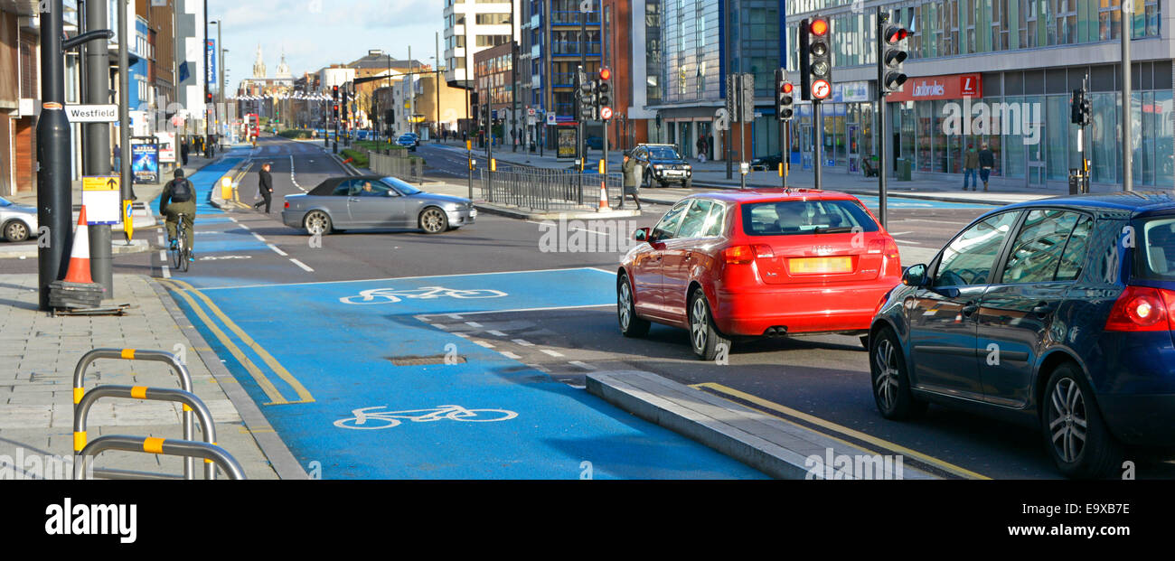 Ciclo dedicato lane separati dal traffico di veicoli da cordoli in calcestruzzo Foto Stock