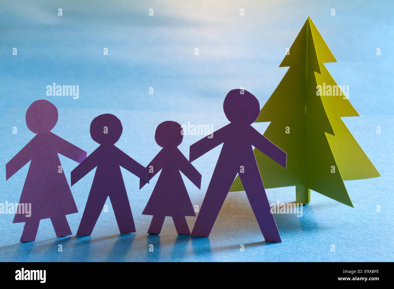 Natale albero di carta e la famiglia astratto concetto univoco Foto Stock