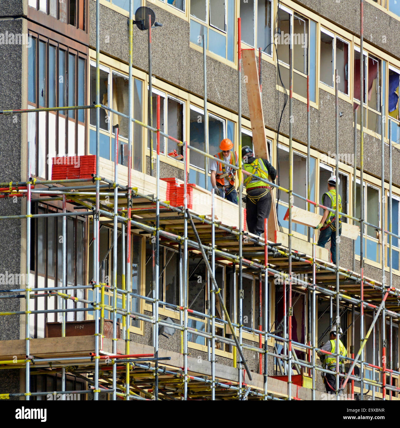 Impalcature che lavorano su uno dei vuoti Heygate Estate High Rise council blocco sociale di Elephant e Castle Regeneration demolizione Londra UK Foto Stock