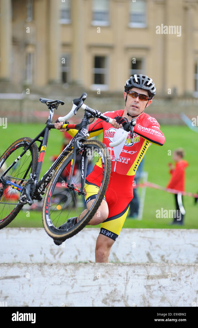 Concorrente saltando ostacoli in una gara di ciclocross Foto Stock