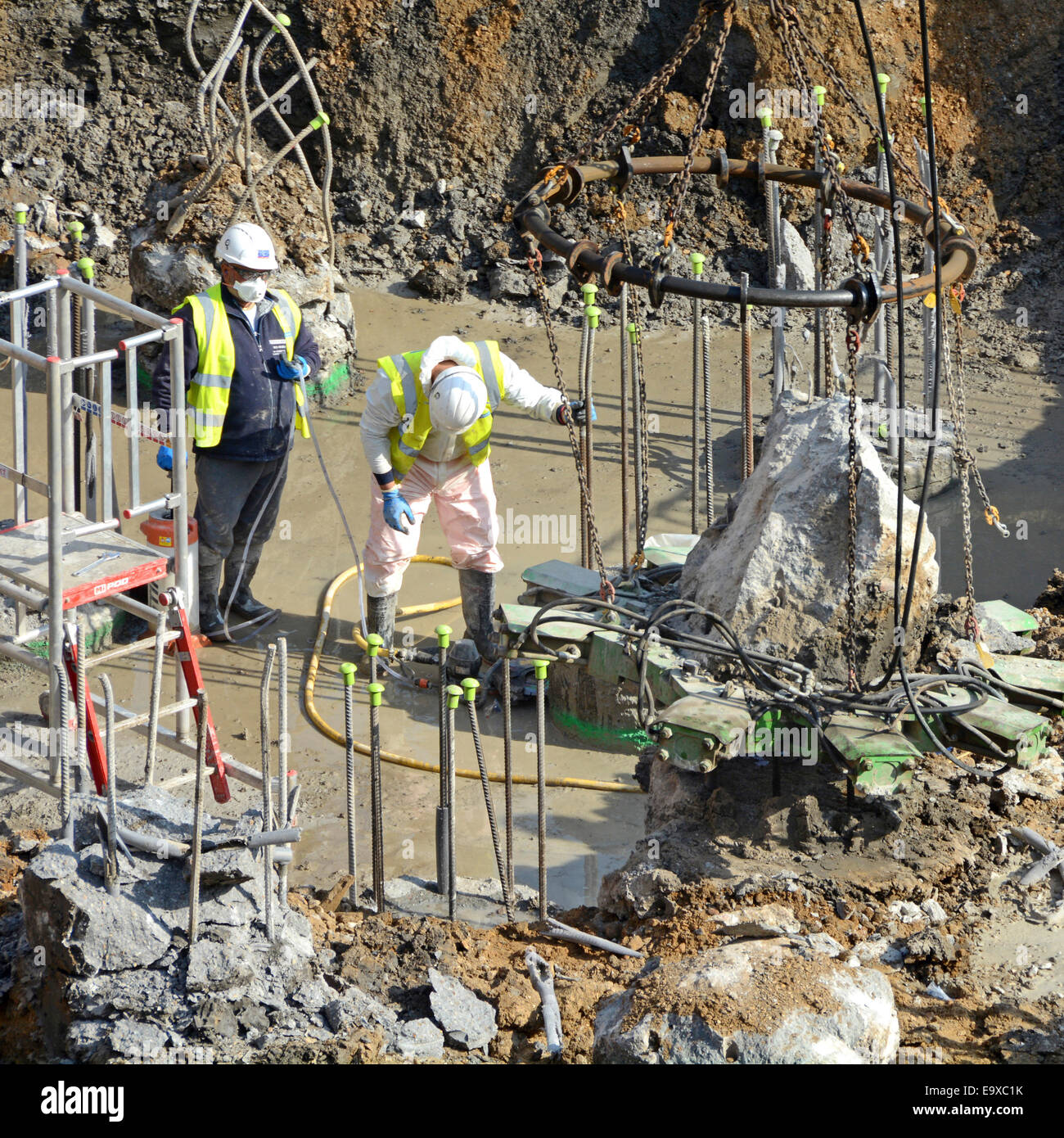 Il taglio di schiena & pulizia concreti piani di pelo di preparare per le fondazioni in umido seminterrato fangoso scavi Southwark Sud Londra Inghilterra REGNO UNITO Foto Stock