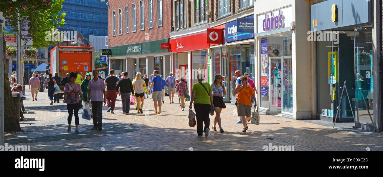La gente shopping & i fronti di shopping nella soleggiata città pedonale di Chelmsford Negozi e negozi di alta strada Essex England UK Foto Stock