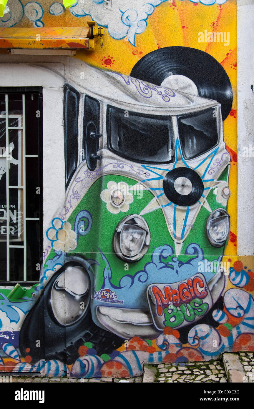 Verticale di vista ravvicinata di graffiti decorativi a Lisbona. Foto Stock