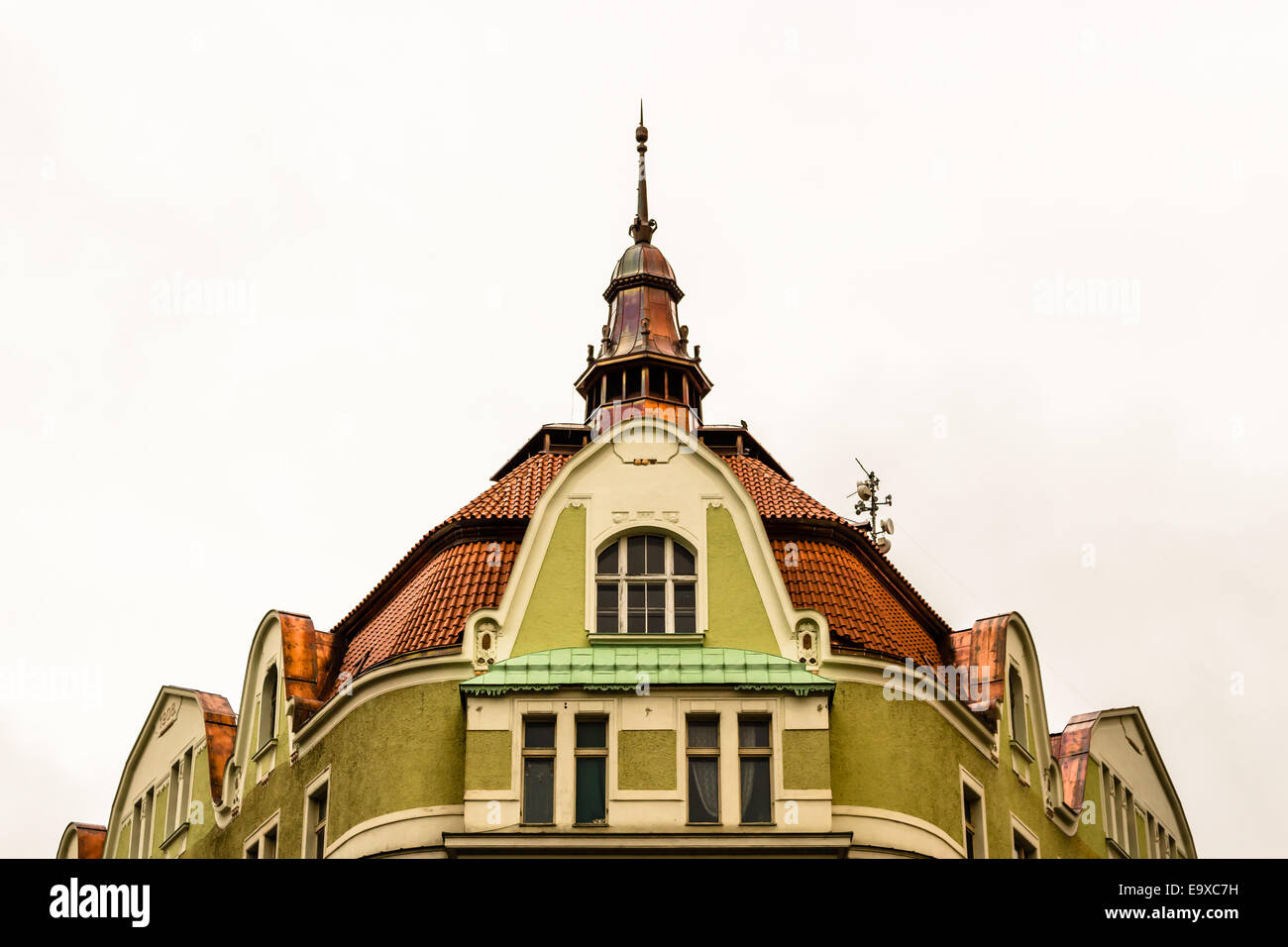 Edifici e case nel centro storico di Praga: verde pareti, tetti rossi, strette finestre. Foto Stock