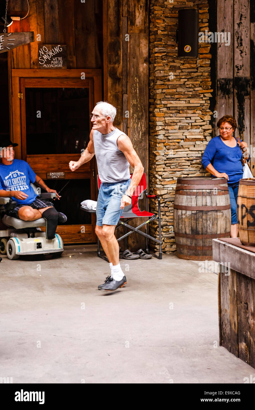 Maschio senior a ballare la musica suonata da un Appalachian folk band in Gatlinburg TN Foto Stock