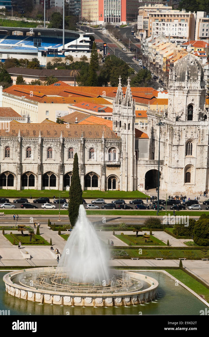 Antenna verticale vista di Jeronimos Monastero dos Jerónimos e giardini circostanti in Belem Lisbona Foto Stock