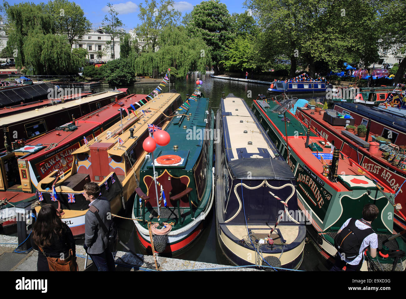 Le barche colorate e chiatte dell annuale estate Canal Cavalcata, nella piccola Venezia, West London, England, Regno Unito Foto Stock