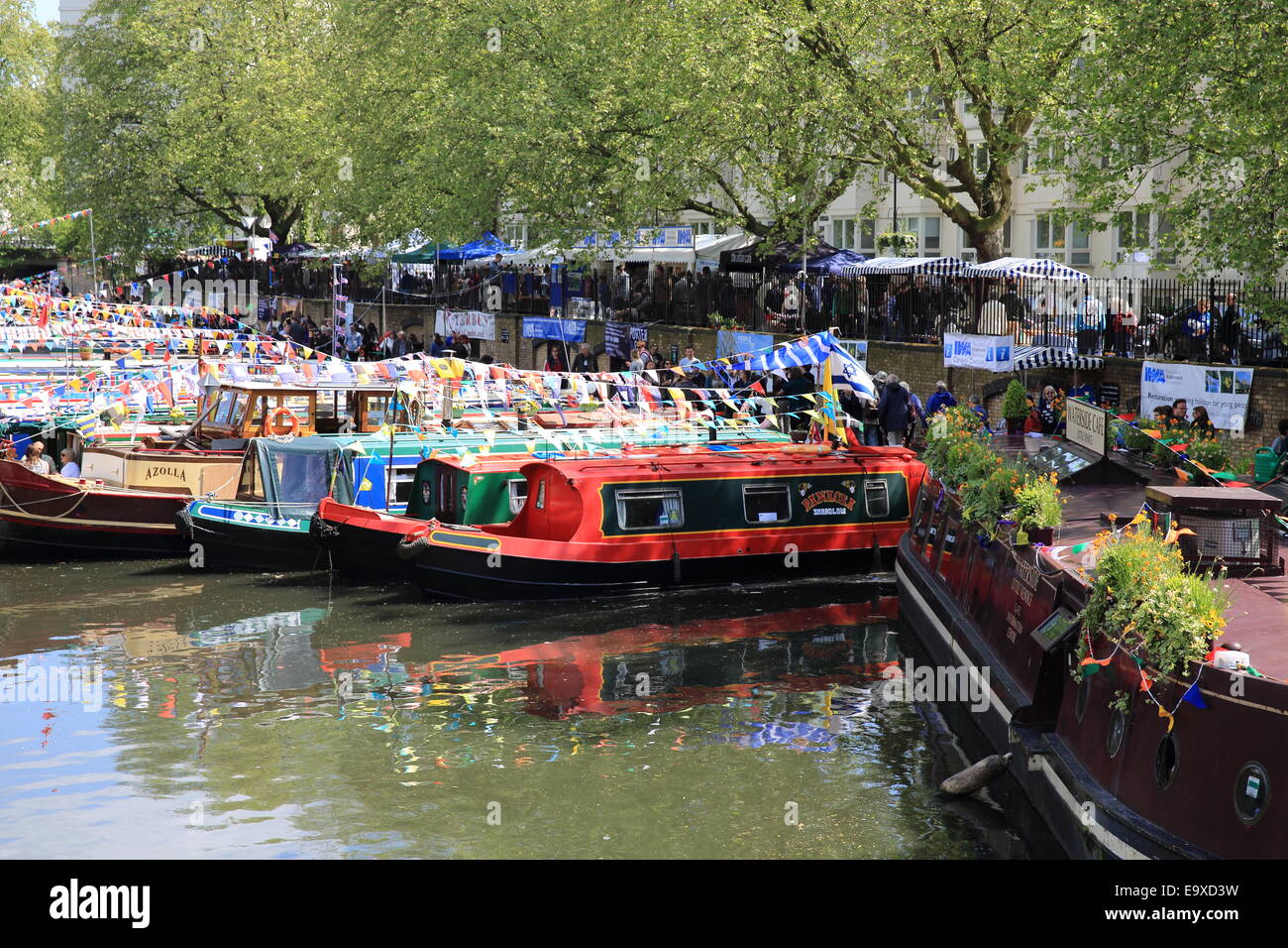 Le barche colorate e chiatte dell annuale estate Canal Cavalcata, nella piccola Venezia, West London, England, Regno Unito Foto Stock