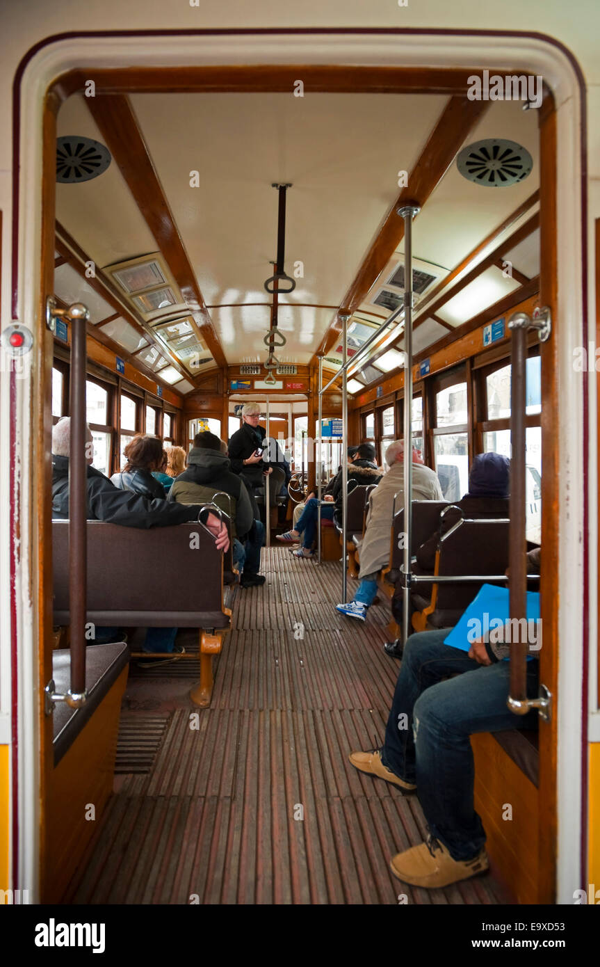 Vista verticale della all'interno del tradizionale vecchio tram giallo a Lisbona. Foto Stock