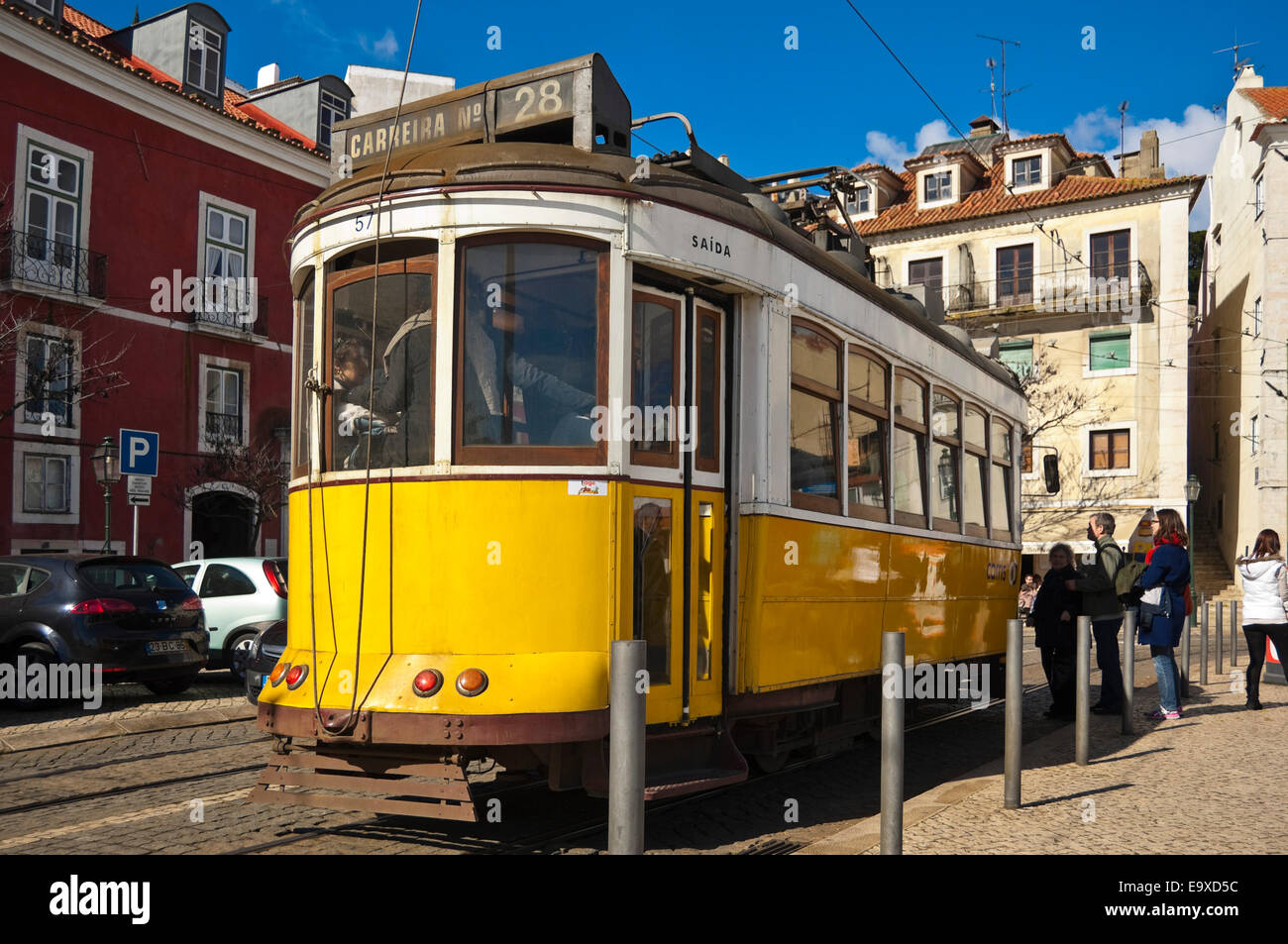 Streetview orizzontale del tradizionale giallo il tram a Lisbona. Foto Stock