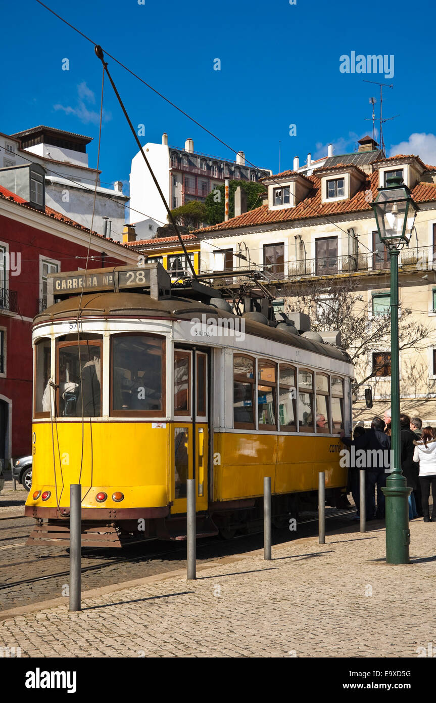 Streetview verticale del tradizionale giallo il tram a Lisbona. Foto Stock