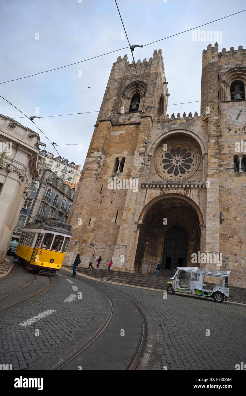 Streetview verticale del tradizionale giallo il tram di fronte la Cattedrale di Lisbona. Foto Stock