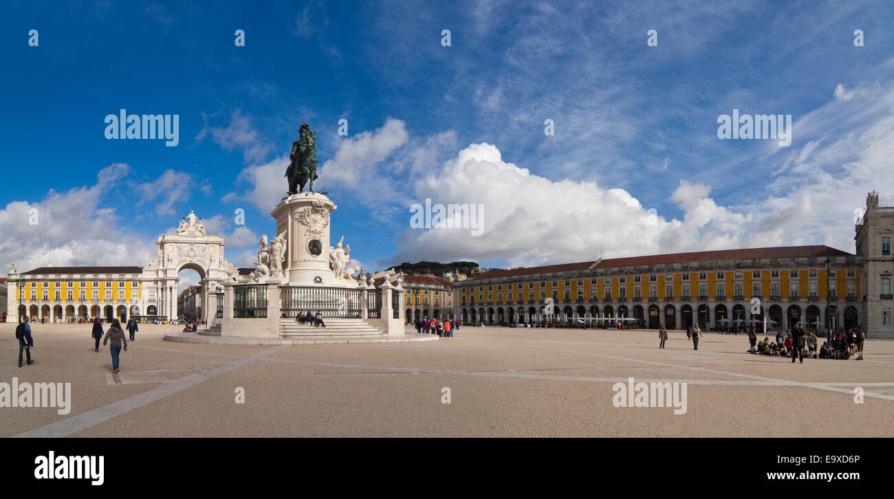 Orizzontale vista panoramica (2 picture stitch) di Piazza del commercio a Lisbona. Foto Stock