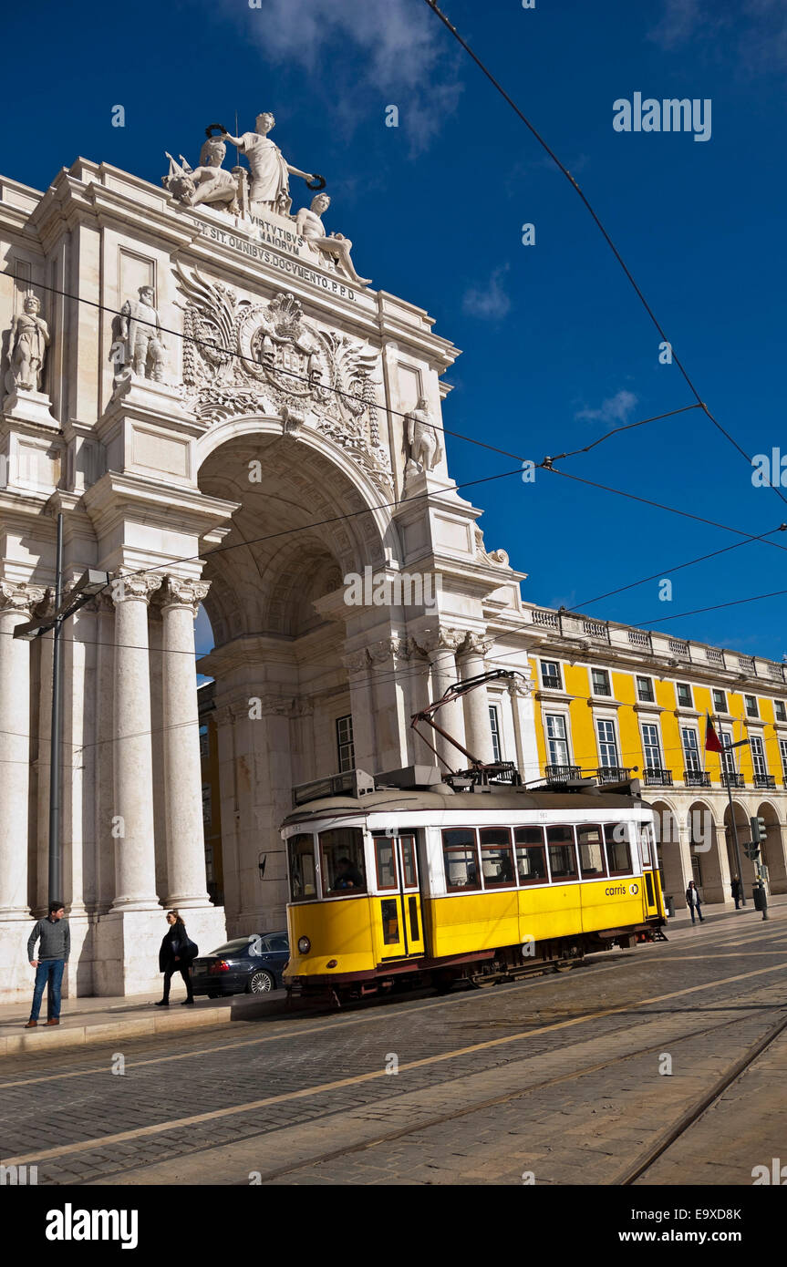 Vie di verticale di Rua Augusta Arch in piazza del commercio a Lisbona. Foto Stock