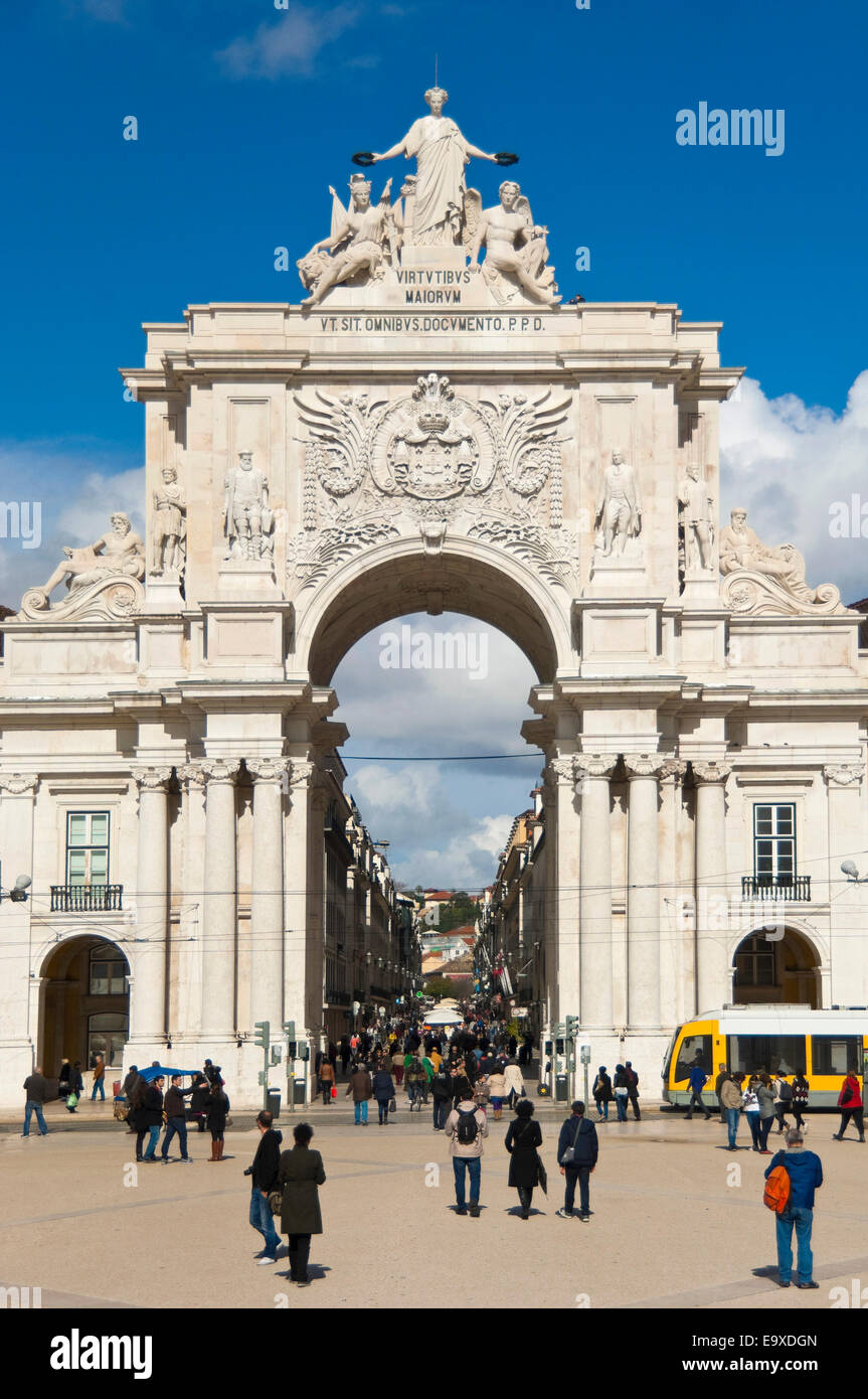 Vista verticale della Rua Augusta Arch in piazza del commercio a Lisbona. Foto Stock