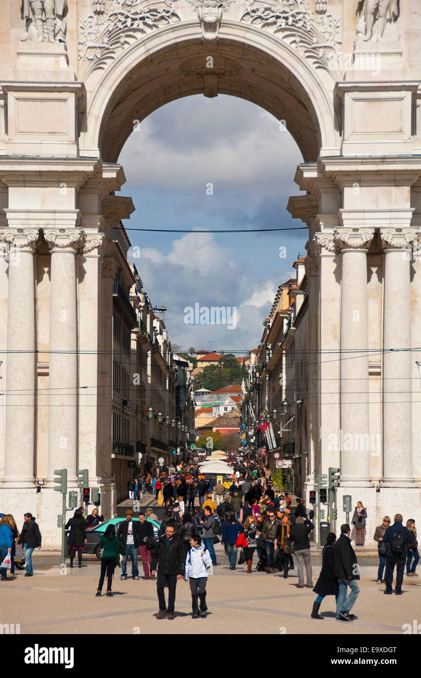 Vista verticale attraverso la Rua Augusta Arch in piazza del commercio a Lisbona. Foto Stock