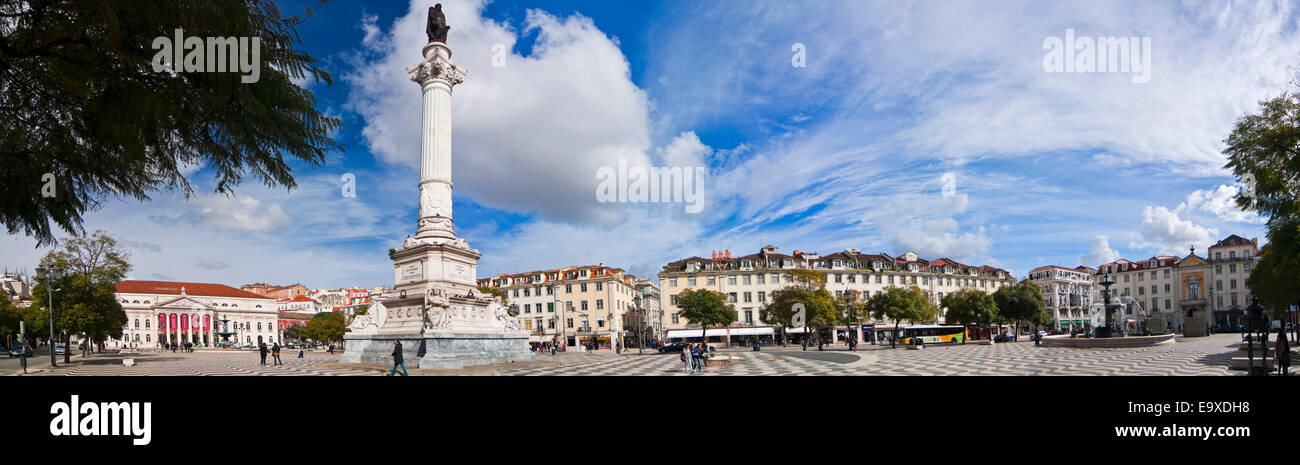 Orizzontale vista panoramica (3 picture stitch) di Piazza Rossio a Lisbona. Foto Stock