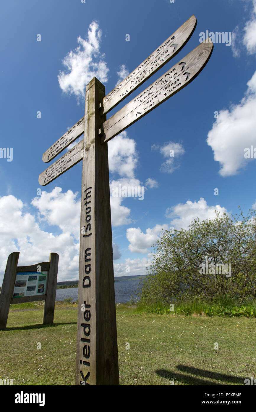 Lago Kielder, Northumberland. Vista pittoresca su una direzione turistica segno a Kielder lago vicino Mouseyhaugh. Foto Stock