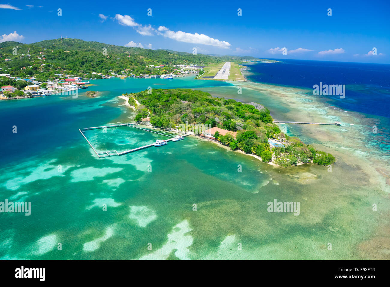 Foto aerea di Juan Manuel Galvez Internationa aeroporto sull'isola ROATAN Foto Stock