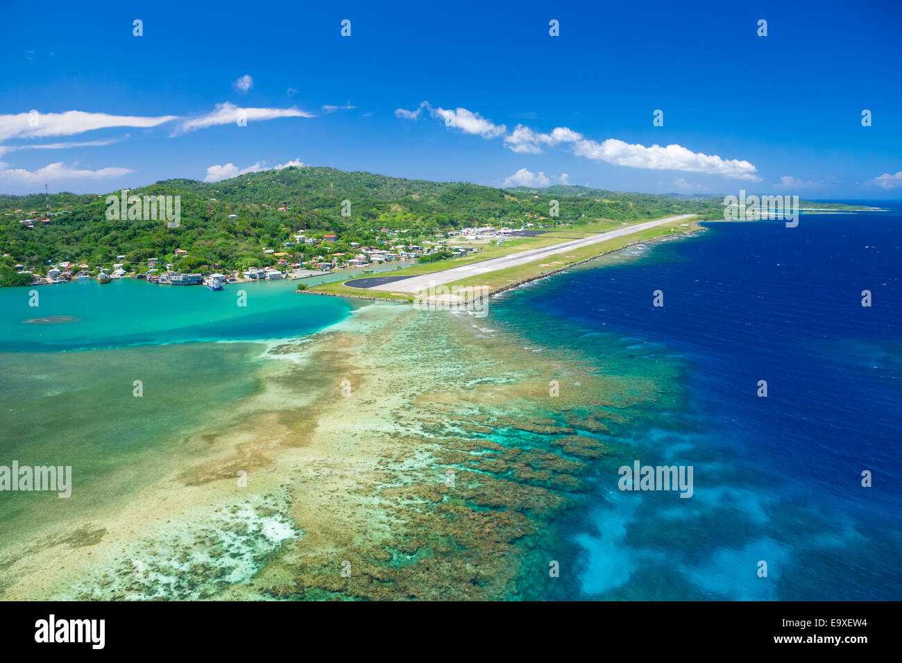 Foto aerea di Juan Manuel Galvez Internationa aeroporto sull'isola ROATAN Foto Stock