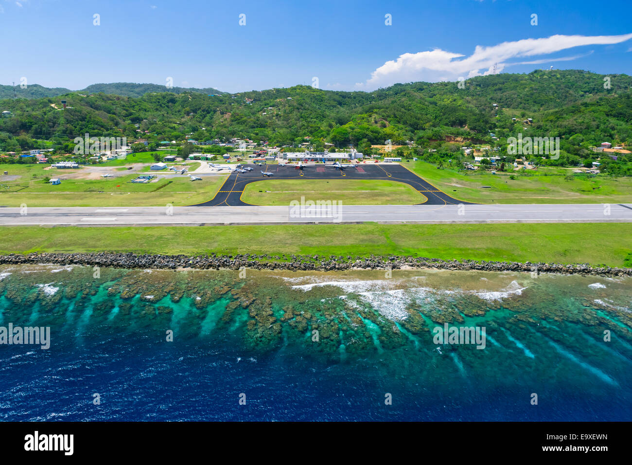 Foto aerea di Juan Manuel Galvez Internationa aeroporto sull'isola ROATAN Foto Stock