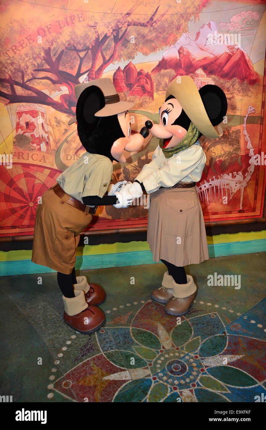 Topolino E Minnie Mouse Condividono Un Bacio Al Regno Animale Walt Disney World A Orlando Florida Foto Stock Alamy