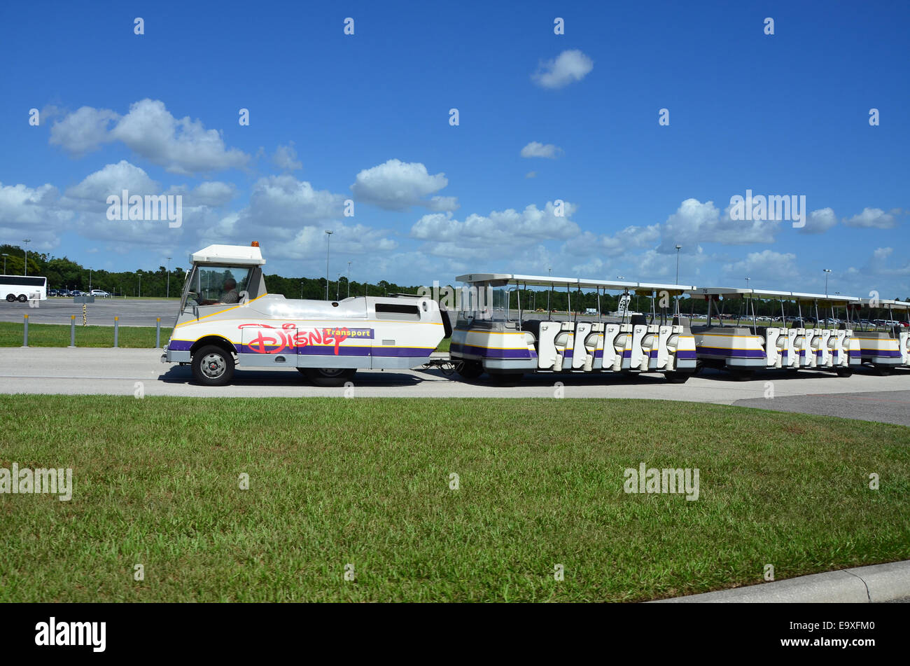 Disney Tram la manutenzione del parco auto zone a Disney Florida. La fermata del tram raccoglie e restituisce il cliente da e verso le aree di parcheggio Foto Stock
