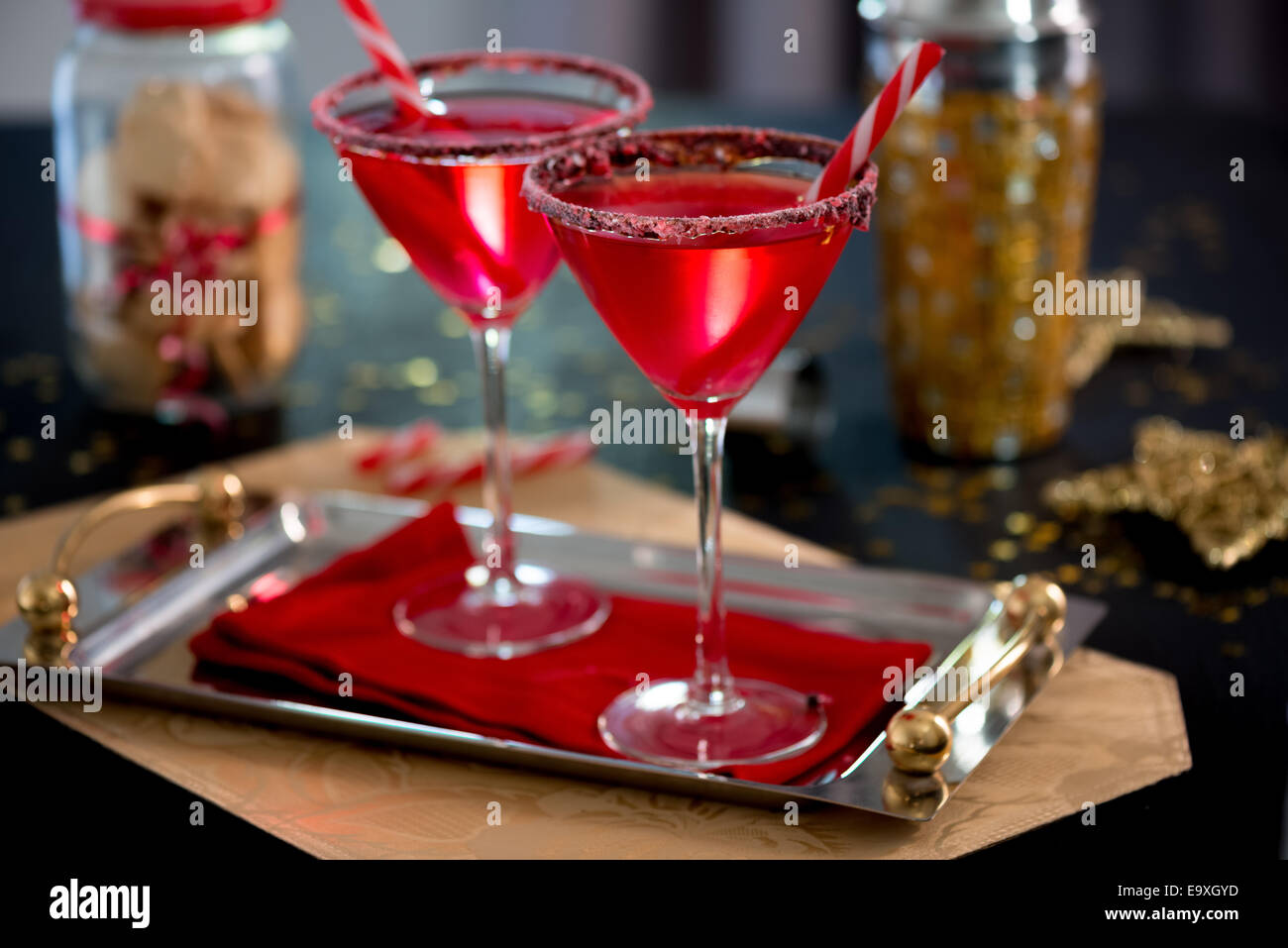 Cocktail per il Natale: Vodka infusi con candy cane e bordati di vetro con cioccolato e frantumato candy cane. Ottimo per entertai Foto Stock