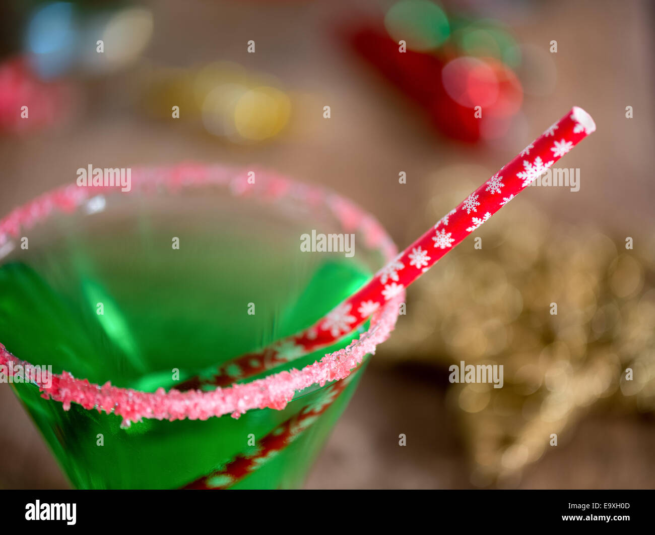 Natale verde smeraldo cocktail, bordati di vetro frantumato con candy cane. Ottimi drink per intrattenimento. Foto Stock